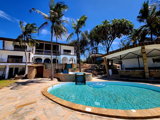 Rozzie's Beach Villa overlooking Indian Ocean